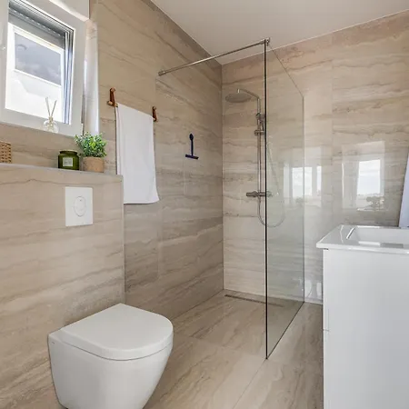 Seastar Apartment Vir