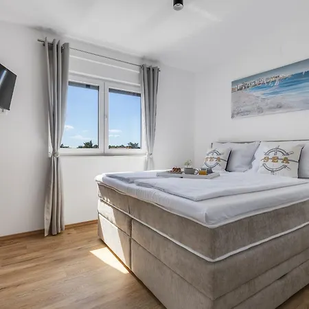Seastar Apartment *