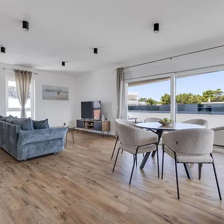 Seastar Apartment Vir