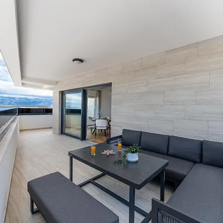 Seastar Apartment *