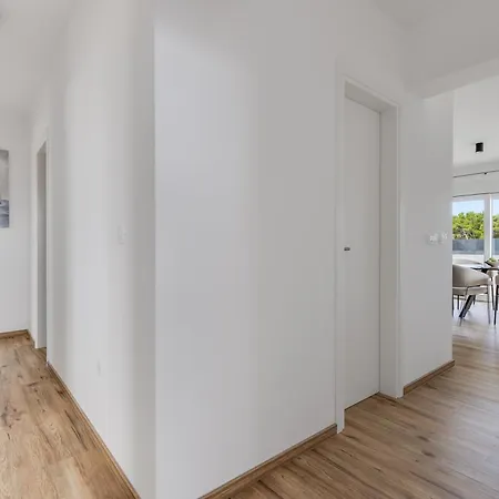 Seastar Apartment *