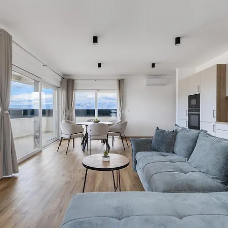 Seastar Apartment *