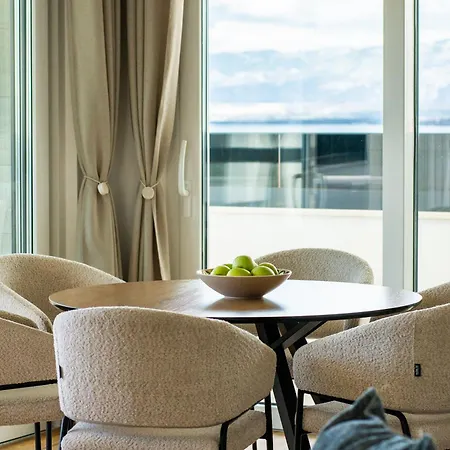 Seastar Apartment *